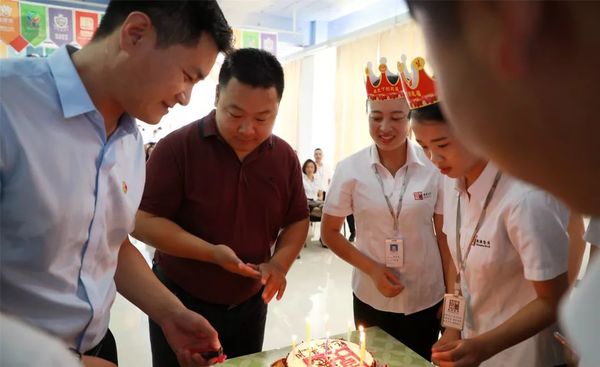 集團領(lǐng)導為壽星們點燃生日蠟燭