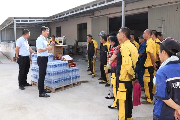 乾港集團(tuán)高層慰問(wèn)一線員工